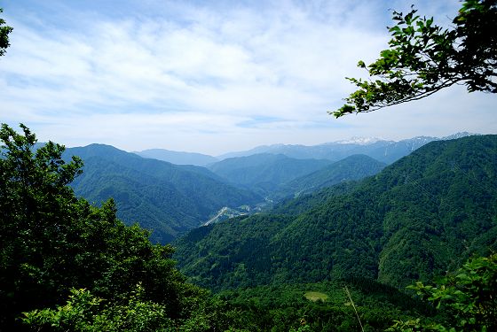 袴腰山頂南部 五箇山側展望地から眺めた風景