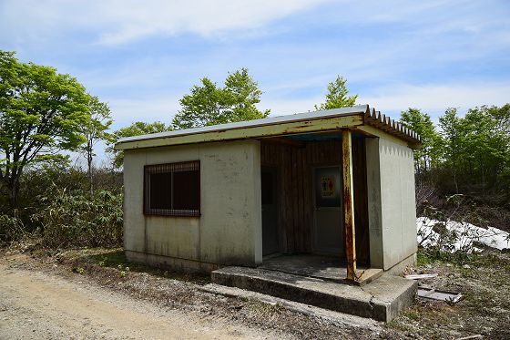 東俣峠にある避難施設