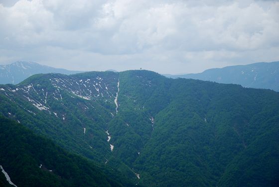 人形山への登山コースの途中にある宮屋敷跡から見た大滝山
