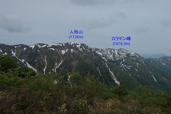宮屋敷跡から見た人形山とカラモン峰