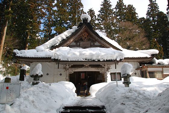 雪に覆われた冬の観音堂
