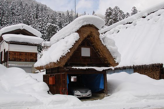 雪化粧した村上家住宅の車庫