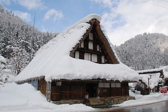 雪化粧した村上家住宅の正面右側