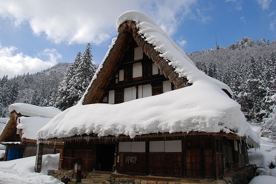 雪化粧した村上家住宅の正面