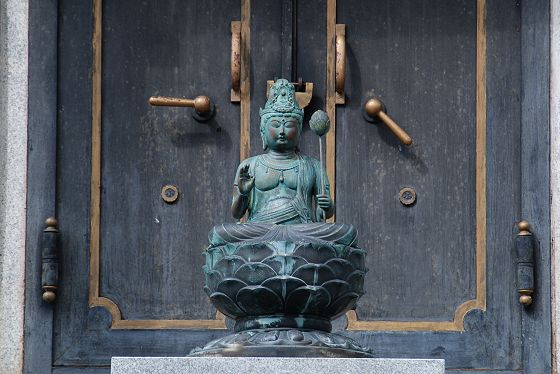 扉の間に安置される仏像