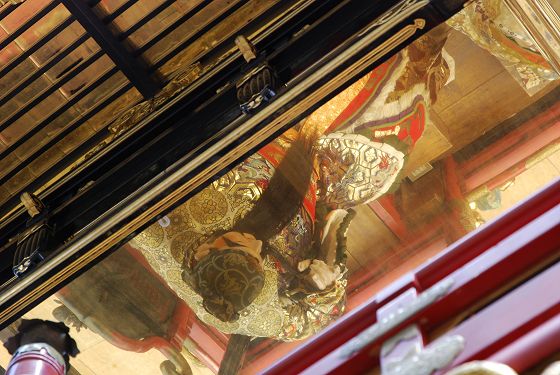 金箔天井に映る関羽の神像