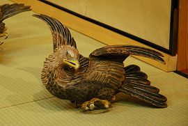 鷲の彫刻