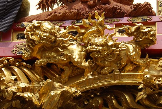 「石橋と唐獅子」の金塗り彫刻