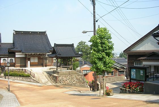 浄念寺と警察の坂