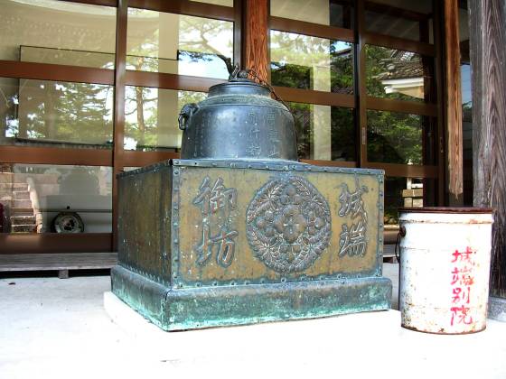 善徳寺会館の茶釜