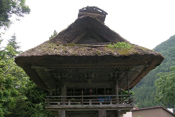 山門の茅葺き屋根と二階部分