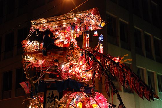 ケンカ行燈で破壊された横町大行燈の山車